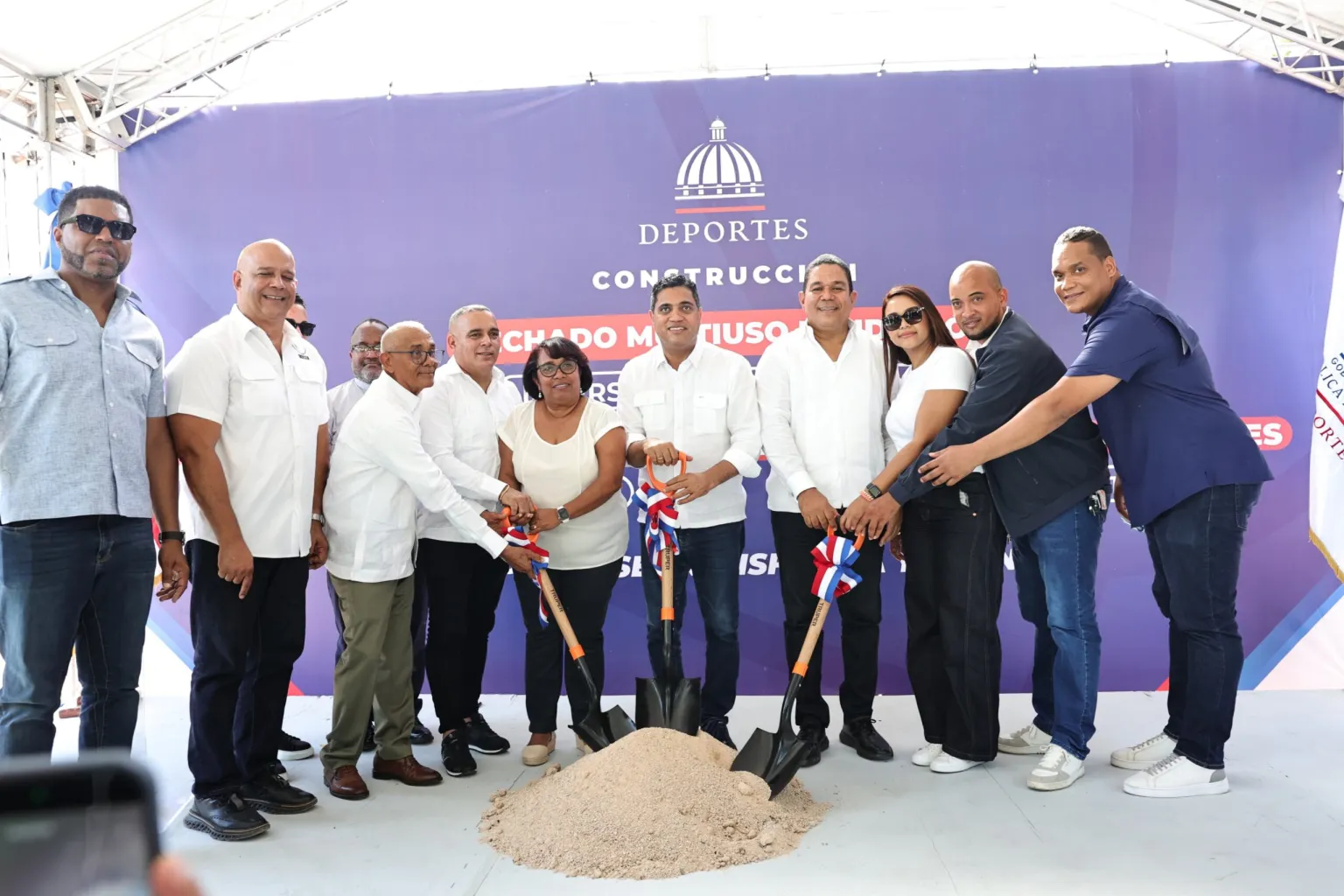 Kelvin Cruz inicia construcción de siete multiusos en la Región Sur