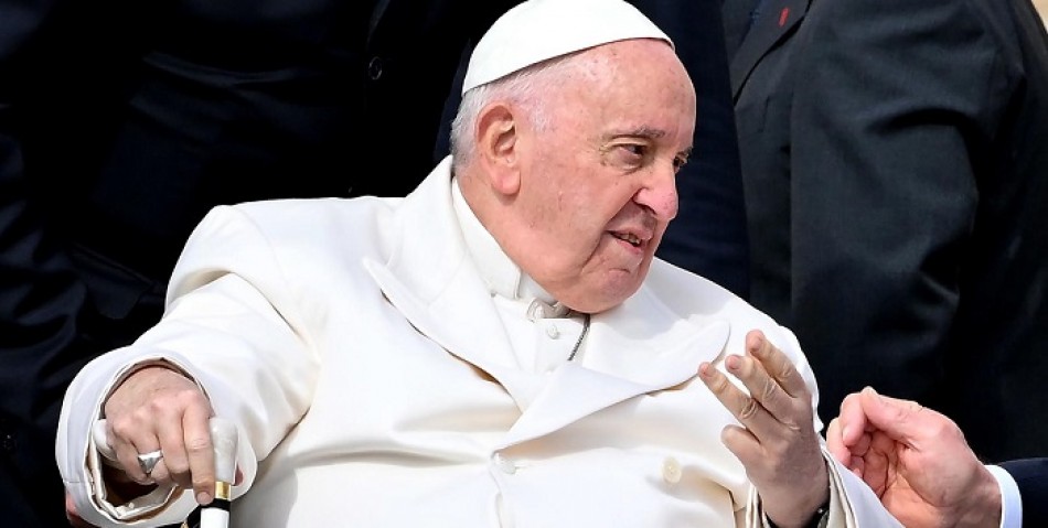 El papa esta mejorando y trabaja en el hospital