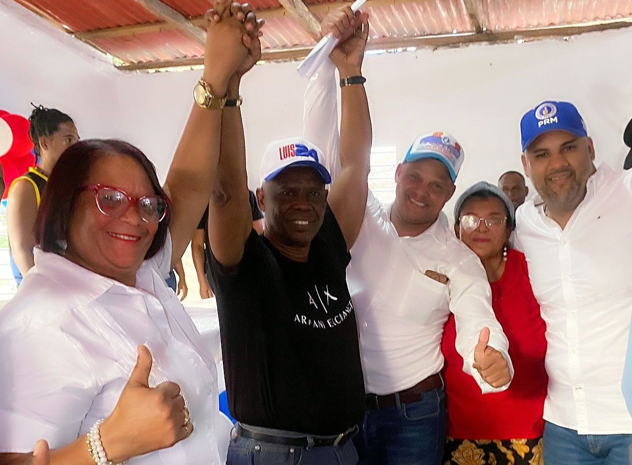 El candidato a alcalde PRM juramenta 76 exmiembros PLD Y FP en Los Patos