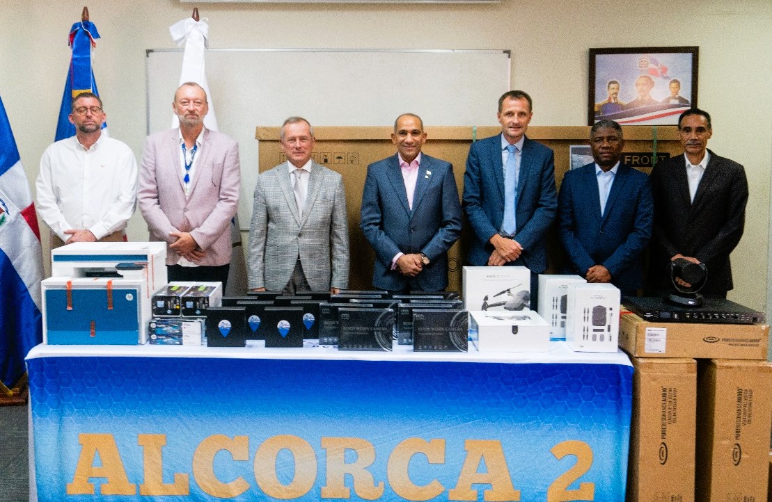 Embajada de Francia entrega equipos a la DNCD para fortalecer lucha contra el narcotráfico