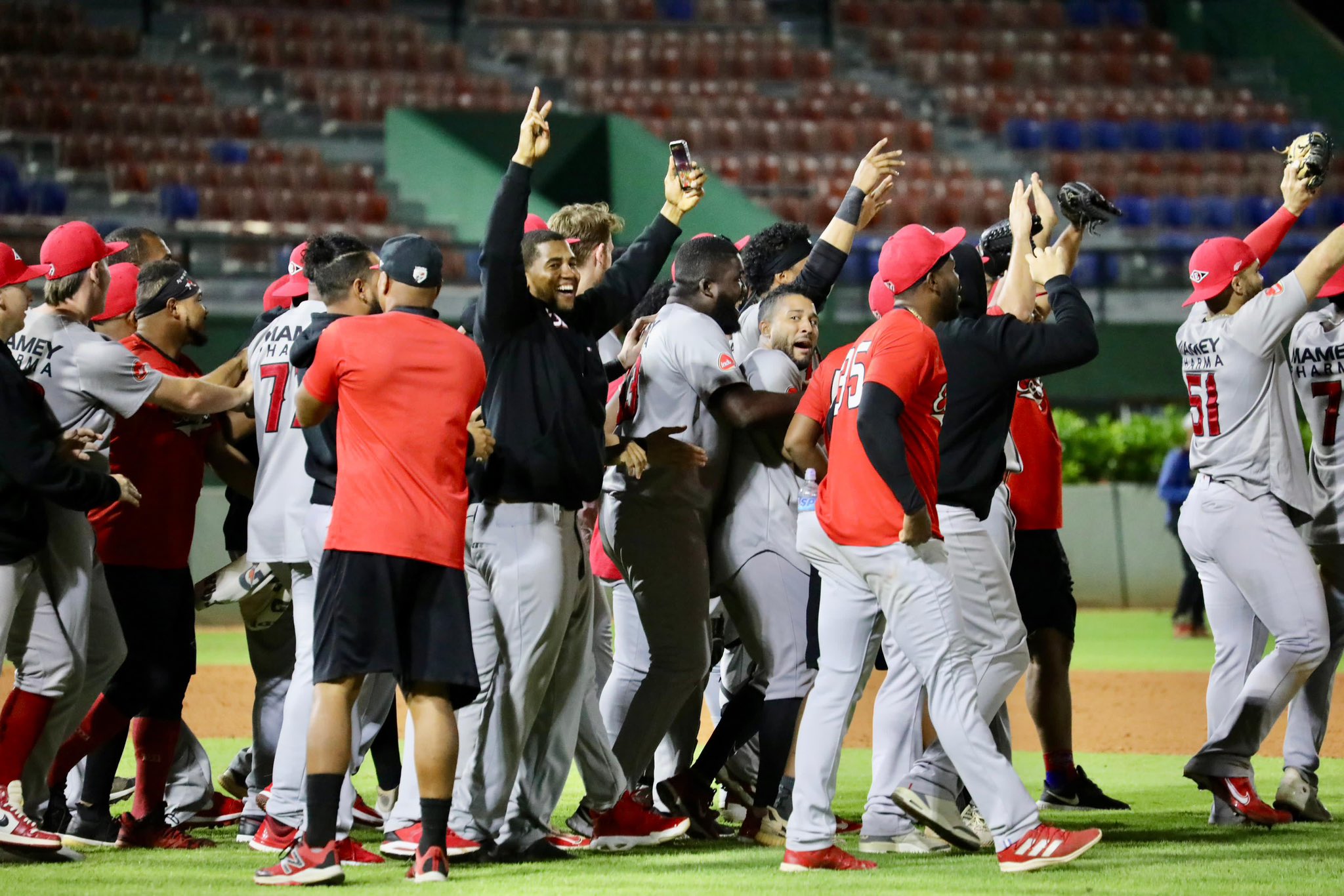 Escogido rompe racha de tres derrotas y clasifica a los juegos del Round Robin 