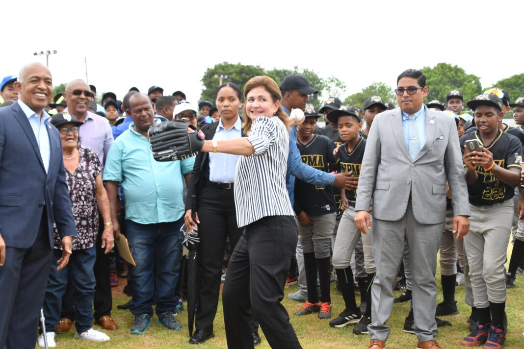 Vicepresidenta Raquel Pe&ntilde;a inaugura un complejo deportivo en Los Mina