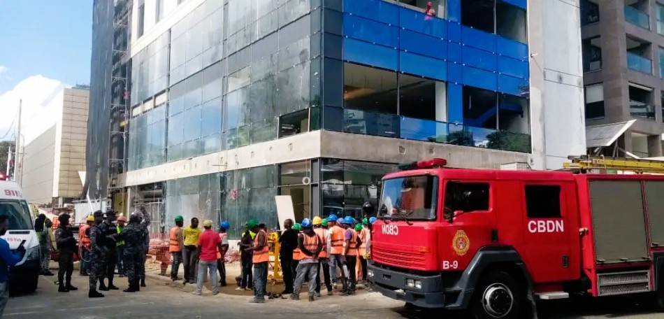 Fallece una persona y cuatro heridos tras caer desde andamio de torre en construcción