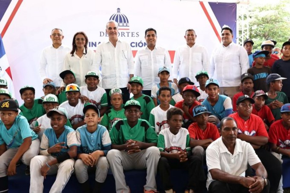 Abinader entrega remozado un estadio de beisbol en Samaná