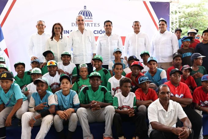 Abinader entrega remozado un estadio de beisbol en Samaná