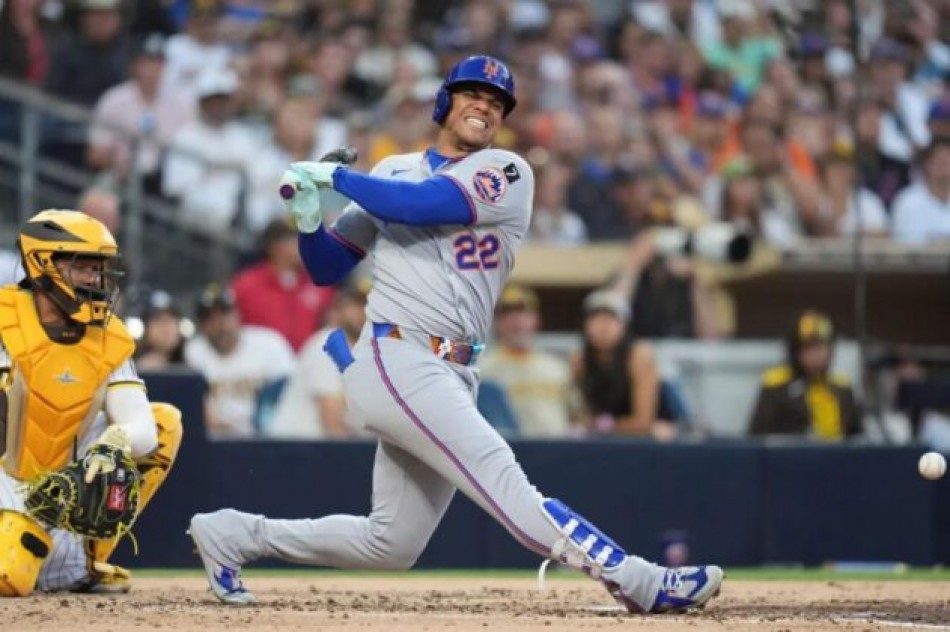 Juan Soto sale del juego tras golpearse el pie izquierdo con un foul