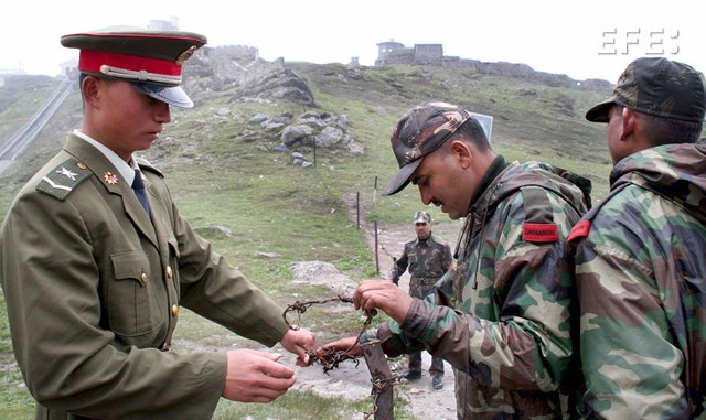 India y China celebran &laquo;nuevo impulso&raquo; en sus relaciones en una reuni&oacute;n sobre la frontera