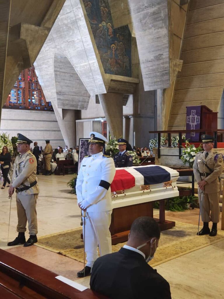 Restos de Amable Aristy llegan a Bas&iacute;lica de Hig&uuml;ey