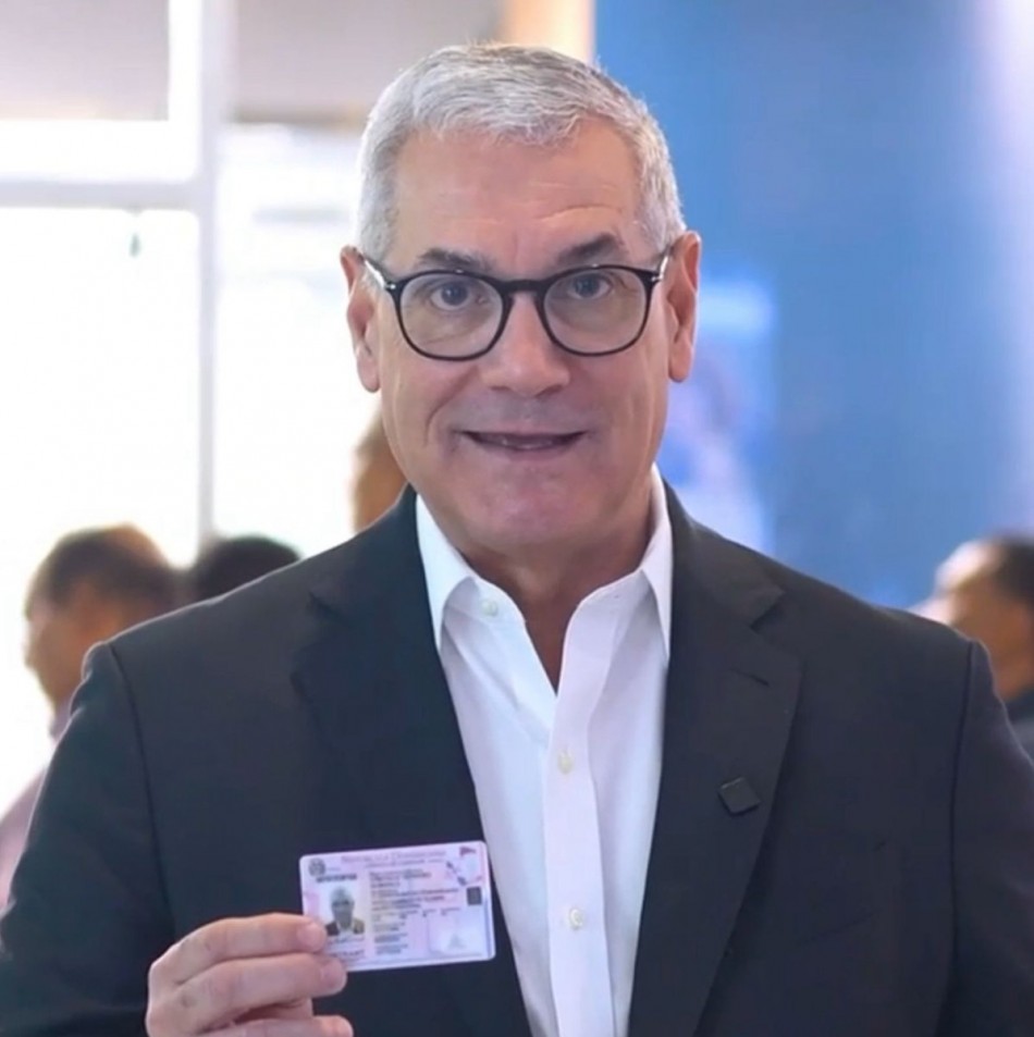 Gonzalo recibe nueva licencia de conducir y valora sus avances tecnológicos