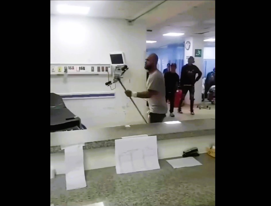 Hombre con sobredosis enfrenta m&eacute;dicos y personal del Moscoso Puello 