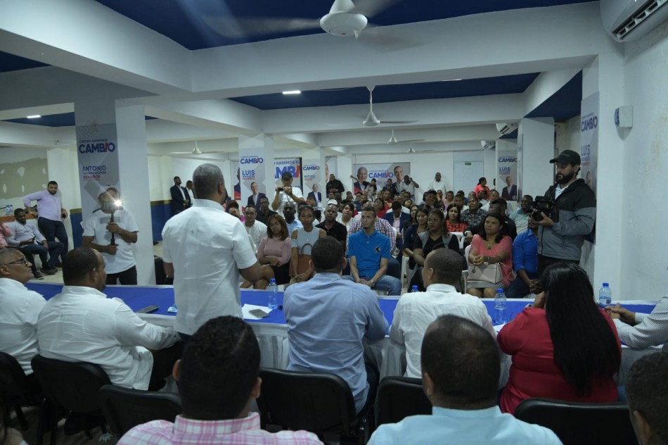 Erick Guzm&aacute;n re&uacute;ne equipo de trabajo y prepara esquema para campa&ntilde;a de su candidatura a presidente del PRM en SDE