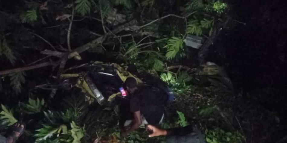 Conductor de grua remolcaba cami&oacute;n y cay&oacute; al precipicio en la carretera S&aacute;nchez, Las Terrenas