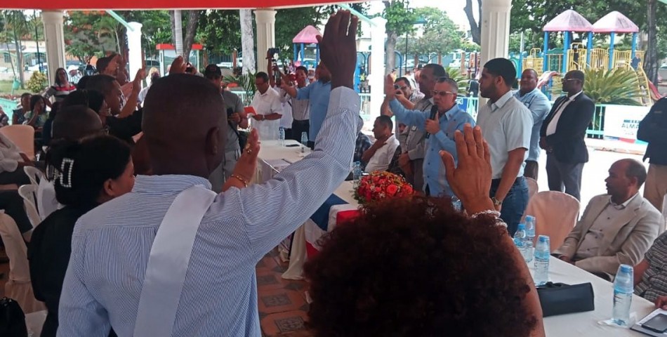 Alcalde Manuel Jim&eacute;nez juramenta primera organizaci&oacute;n de juntas de vecinos en Santo Domingo Este