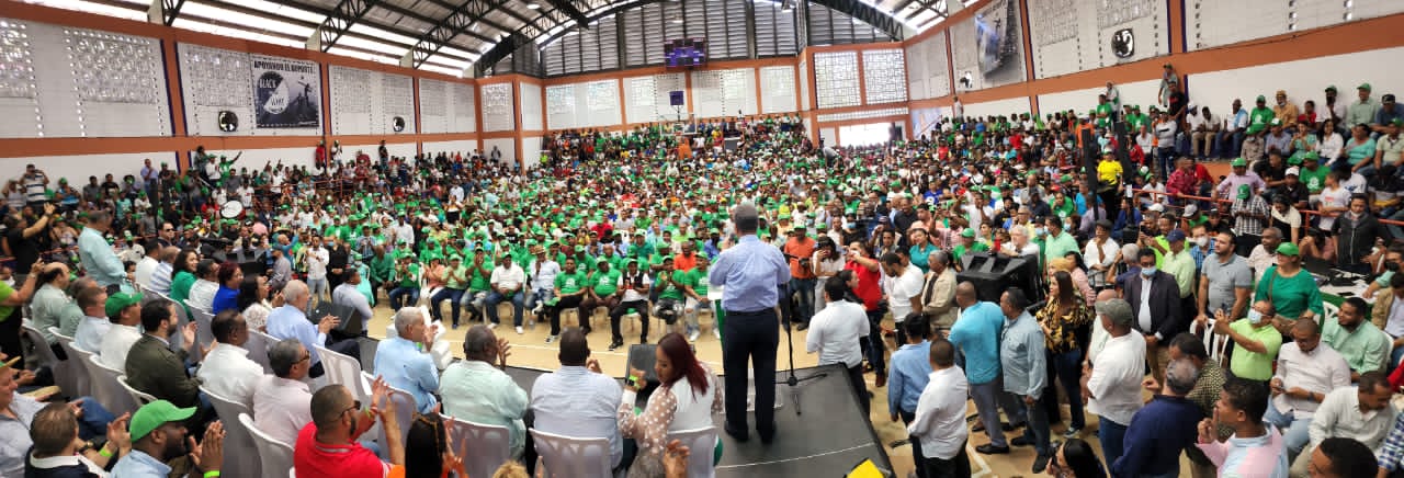 Dirigentes del PRM, ex alcaldes de La Victoria y San Luis y transportiatas se juramentan en la Fuerza del Pueblo