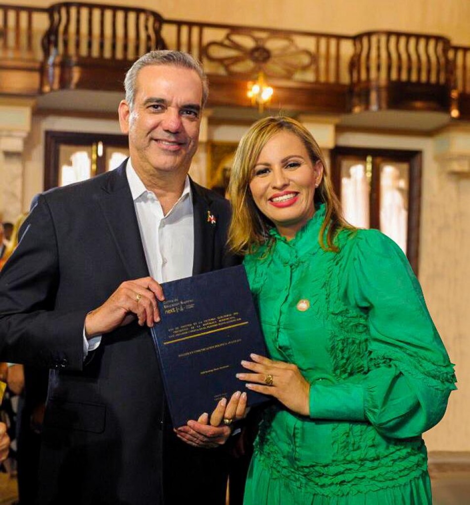 Odil Beato, egresada de Next Educación, entrega su TFM al Presidente de República Dominicana, Luis Abinader