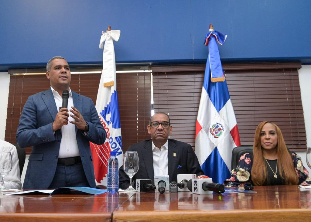 Ministro de Obras P&uacute;blicas juramenta a Erick Guzm&aacute;n como Director General del Instituto Postal Dominicano