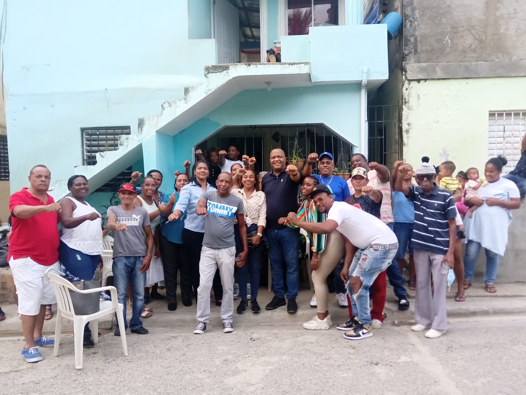 Presidente del PRD en SDE  Felito Rodr&iacute;guez juramenta el recinto del  Colegio Profesor Peguero.