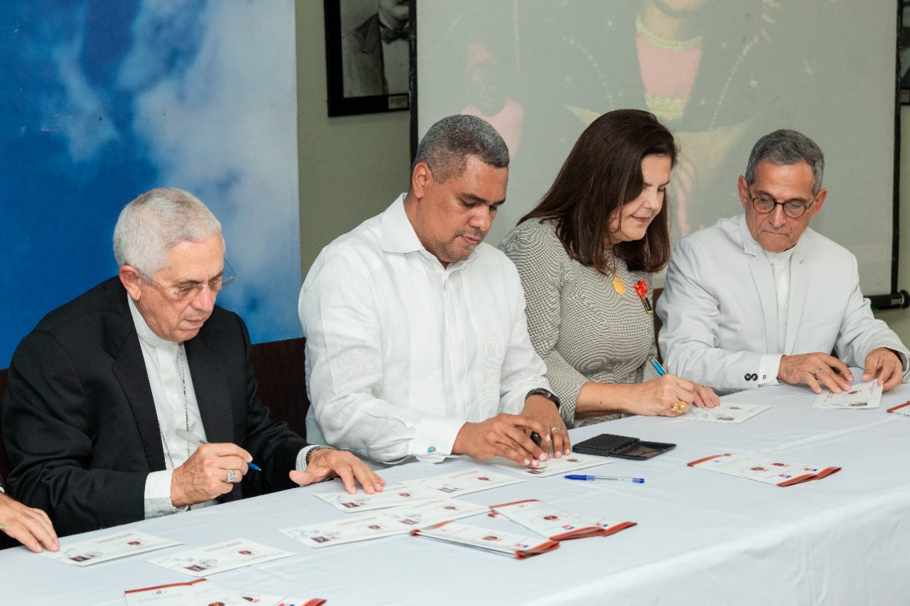 INPOSDOM y la Comisi&oacute;n Can&oacute;nica de la Virgen Altagraciana, ponen en circulaci&oacute;n sello postal