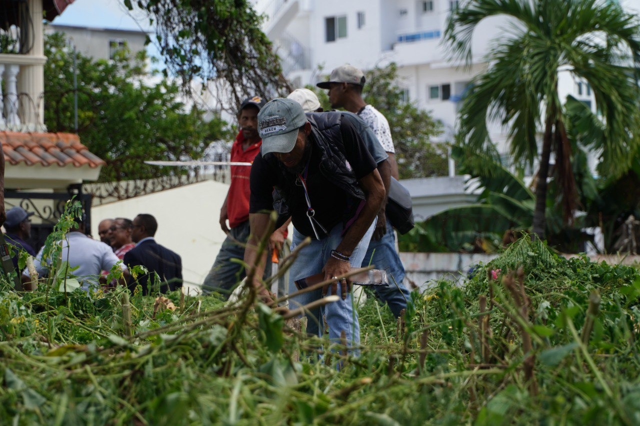 Ayuntamiento inicia intervenci&oacute;n de 22 solares bald&iacute;os en Santo Domingo Este