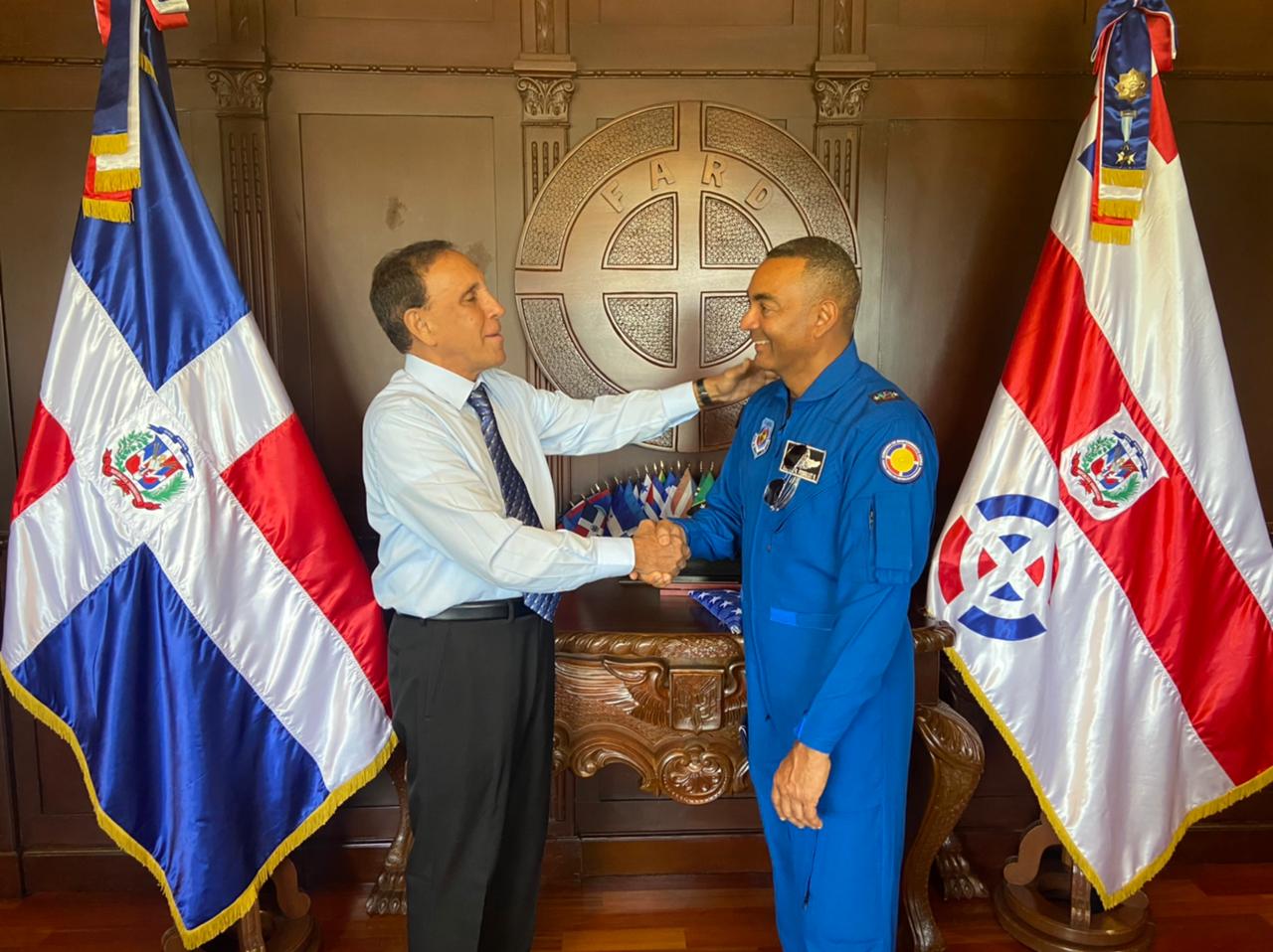 Dr. Cruz Jimini&aacute;n coordina proyectos de salud y bienestar con Comandante General FARD 