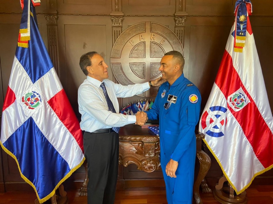 Dr. Cruz Jiminián coordina proyectos de salud y bienestar con Comandante General FARD