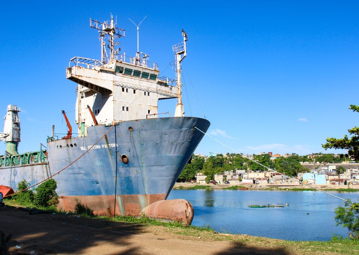 Medio Ambiente ubica los nueves barcos hundidos  entre el r&iacute;o Ozama y Isabela
