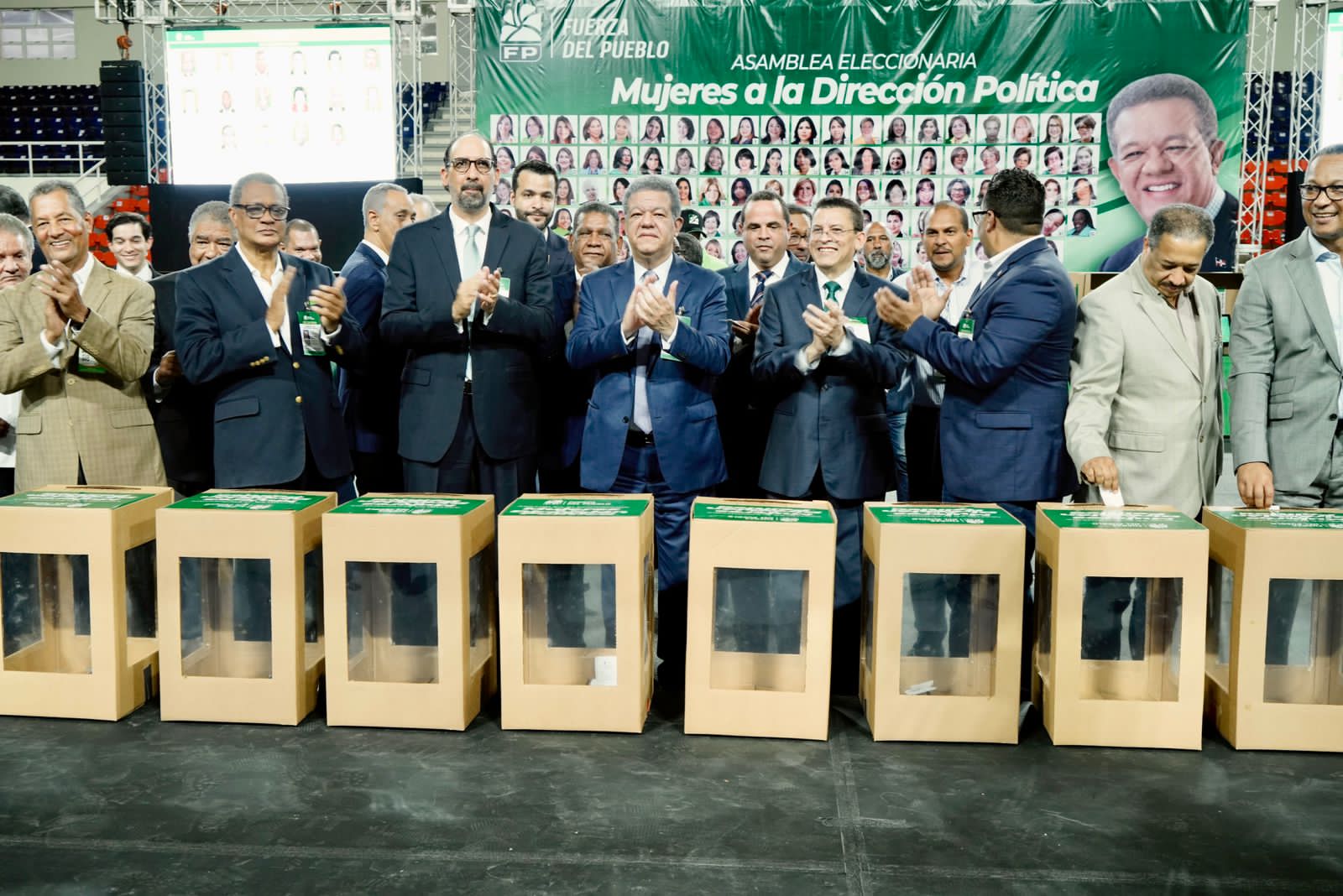 Leonel Fern&aacute;ndez y dem&aacute;s integrantes de la Direcci&oacute;n Pol&iacute;tica fueron los primeros en votar