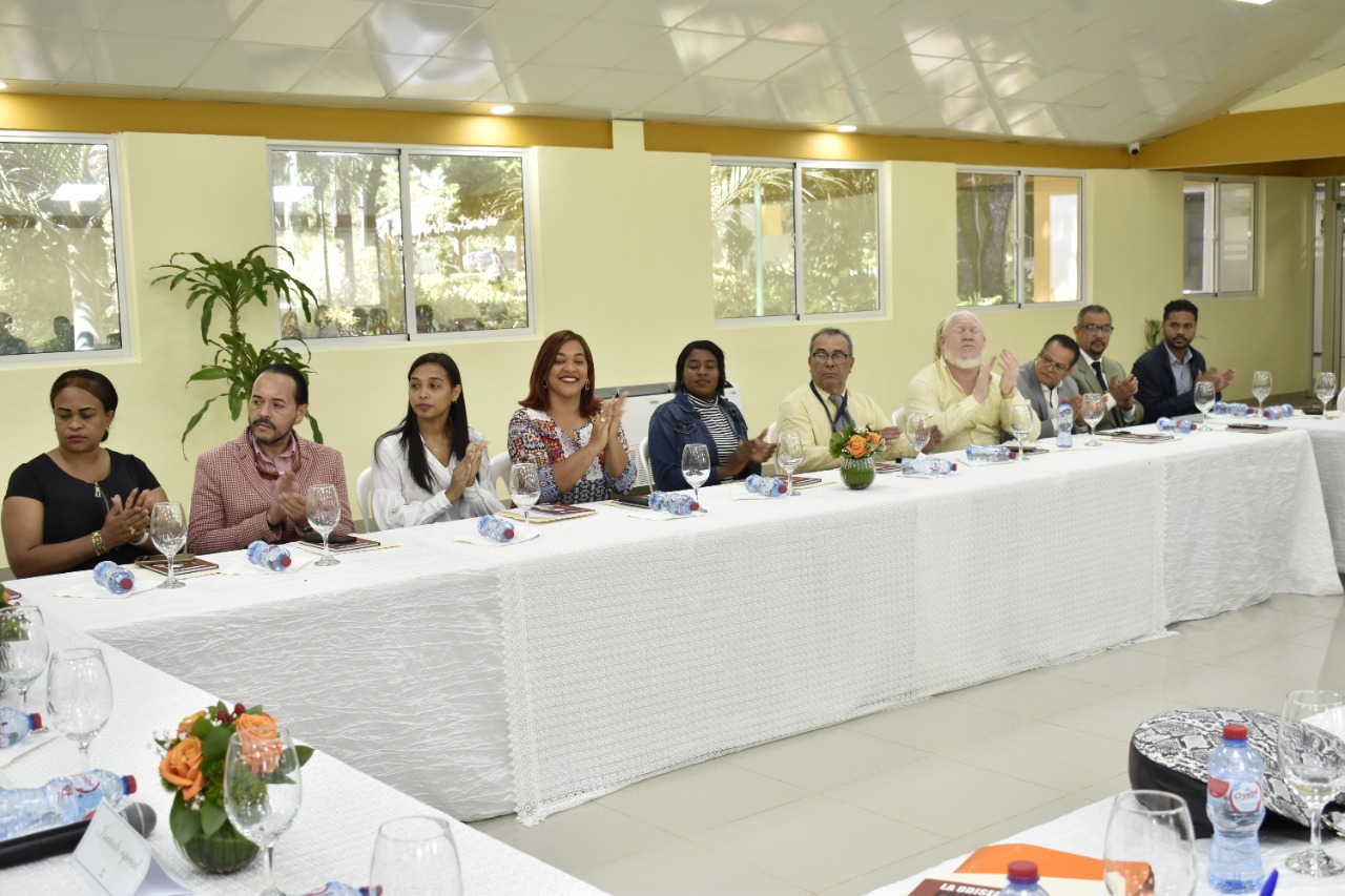Lic. Marcos De Le&oacute;n Pimentel sostuvo un encuentro conversatorio con los principales comunicadores y medios de Santo Domingo este
