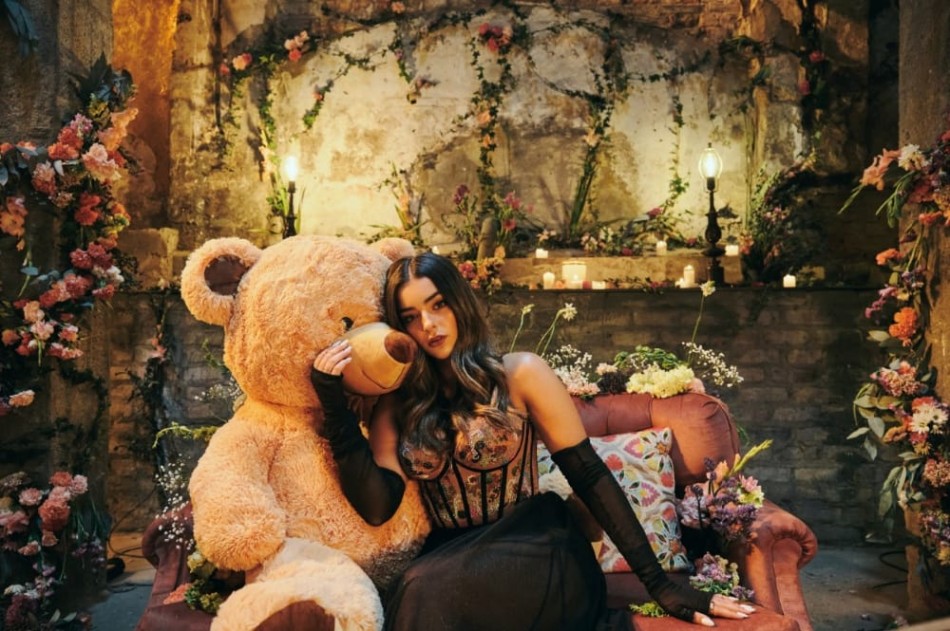 Adri presenta un lado más romántico y sentimental con “Claramente”