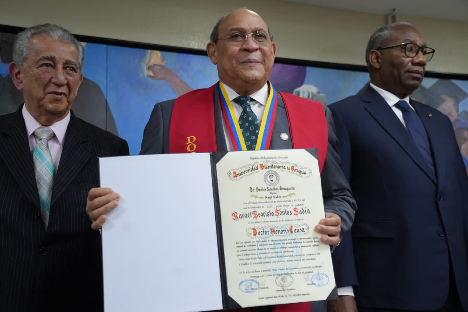Otorgan t&iacute;tulo de Doctorado Honoris Causa al profesor Rafael Santos Bad&iacute;a