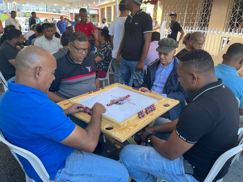 El Frente Social Comunitario reconoce a Manuel Jimenez por los trabajos realizado durante  el torneo de Domin&oacute;