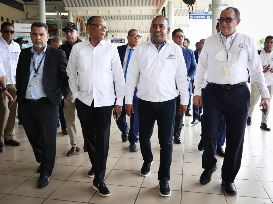 Departamento Aeroportuario y Migraci&oacute;n supervisan Aeropuerto del Cibao a prop&oacute;sito de temporada alta
