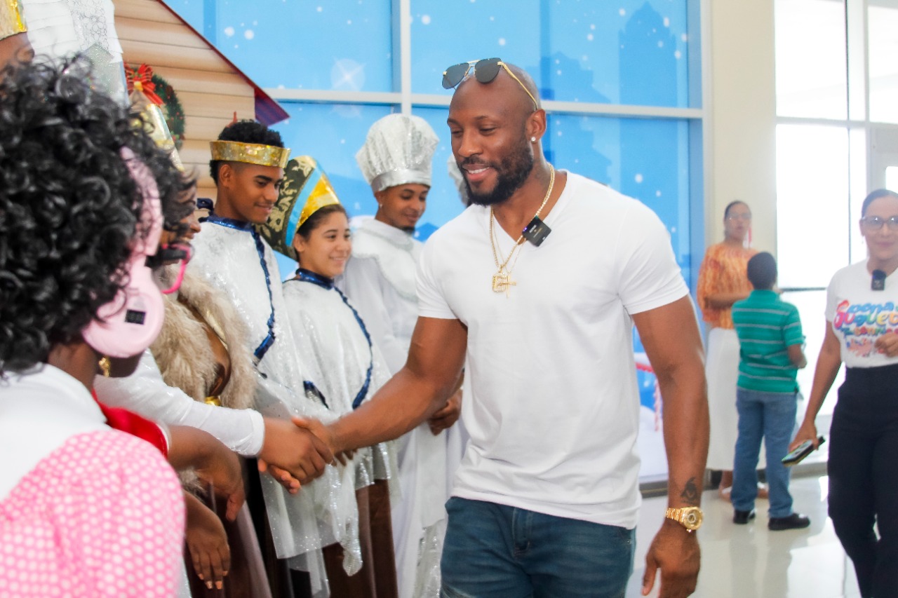 Starling Marte entrega juguetes en el Hospital Pedi&aacute;trico Dr. Hugo Mendoza