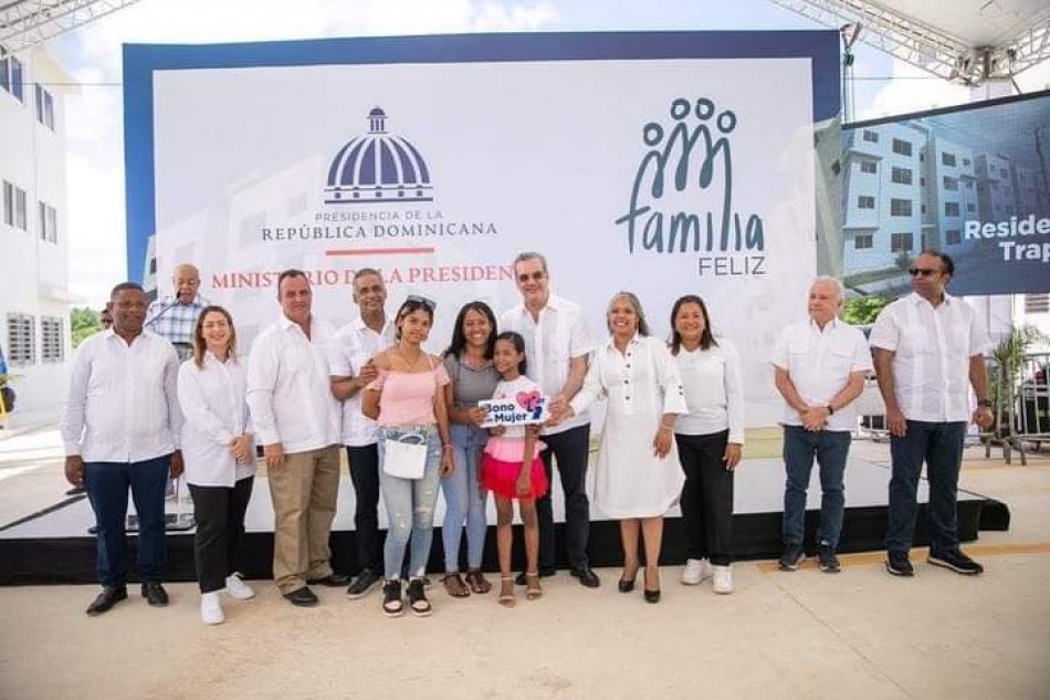 Presidente Abinader entrega 2,401 certificados título en La Ciénaga