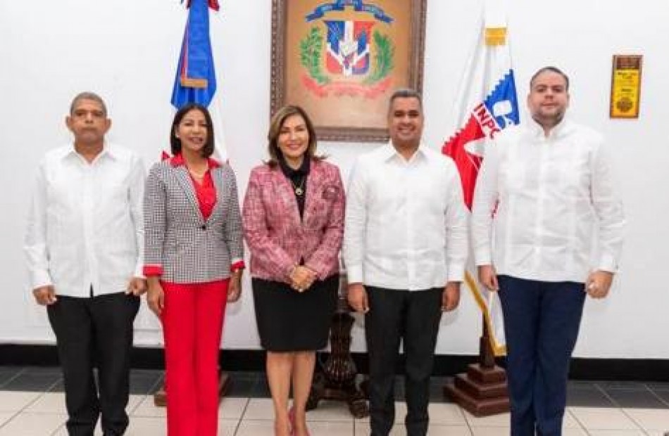 El director de Inposdom Erick Guzmán se reúne con la cónsul general Geanilda Vásquez