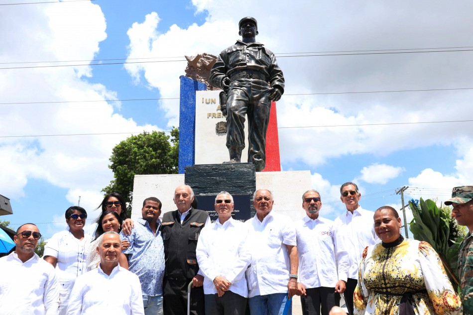 Alcalde Manuel Jim&eacute;nez y Fuerza A&eacute;rea inauguran composici&oacute;n monumental dedicada a Fern&aacute;ndez Dom&iacute;nguez