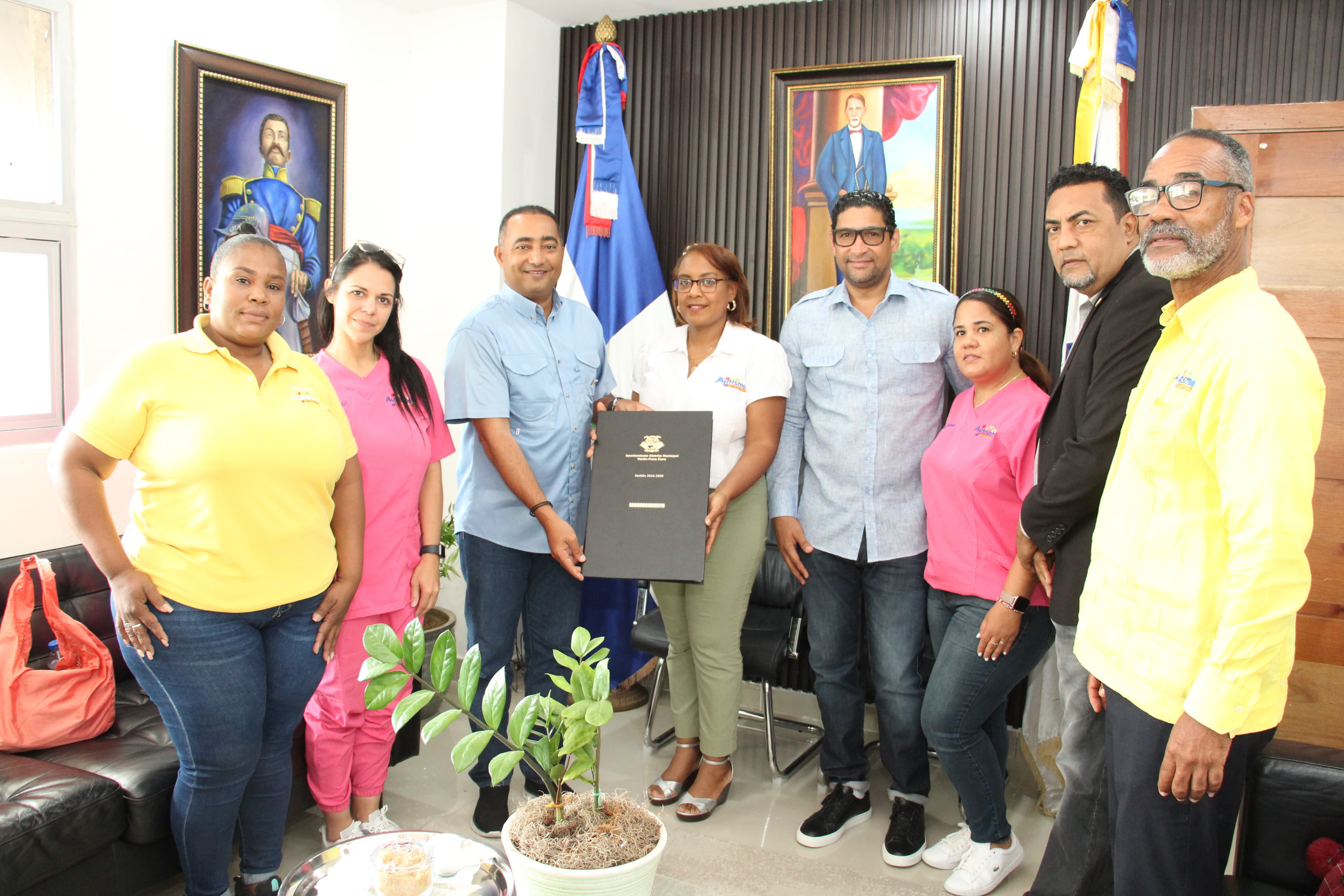 Alcalde de Ver&oacute;n Punta Cana cumple con donaci&oacute;n de terreno a fundaci&oacute;n