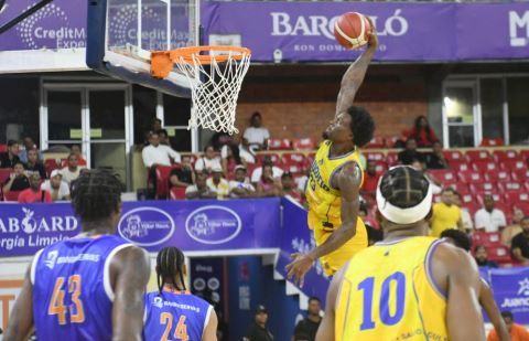 Mauricio B&aacute;ez adelante en la serie semifinal del TBS Distrito 2023