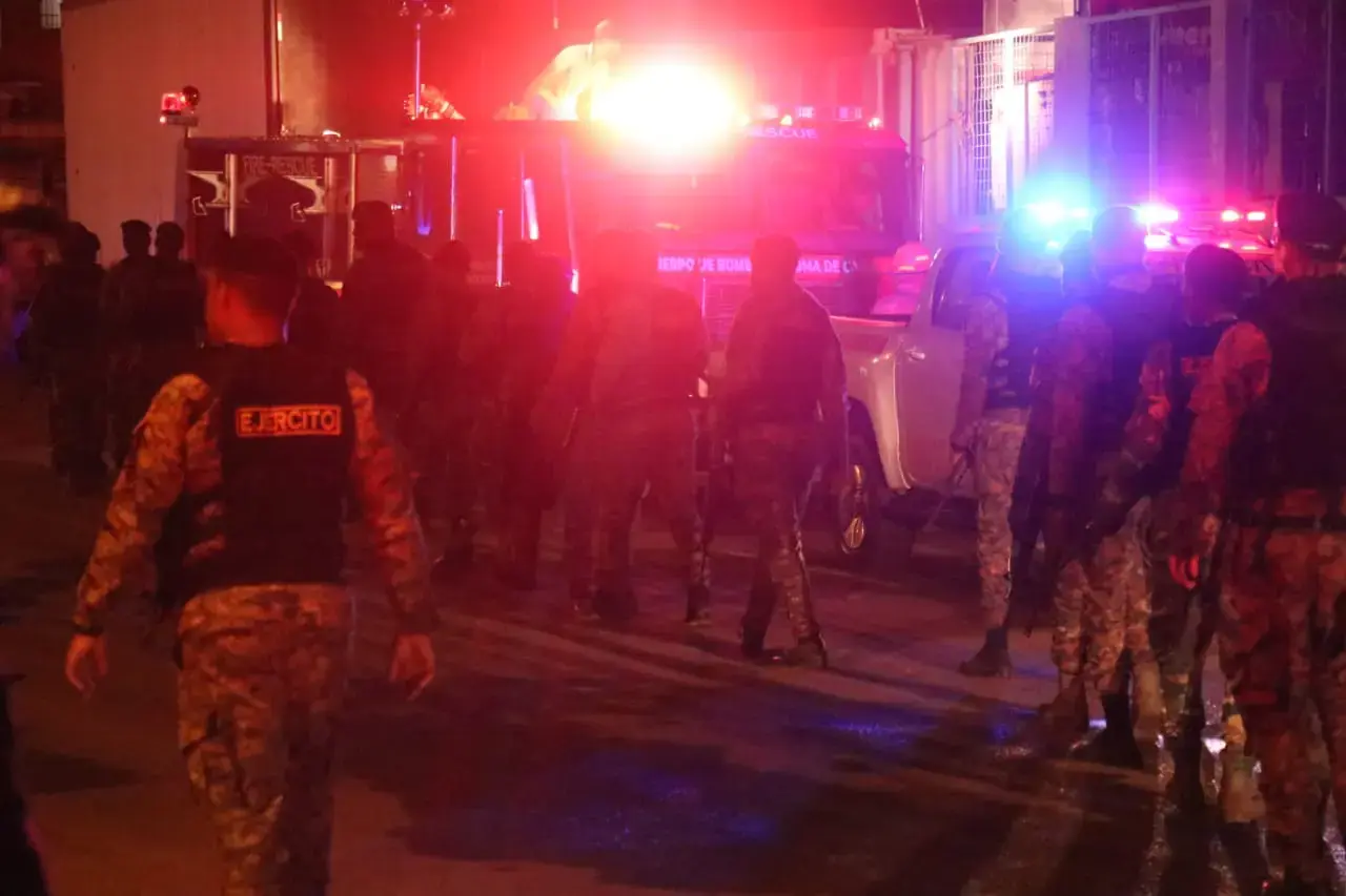 Tropas del Ej&eacute;rcito refuerzan la zona de incendio dentro del mercado de Dajab&oacute;n