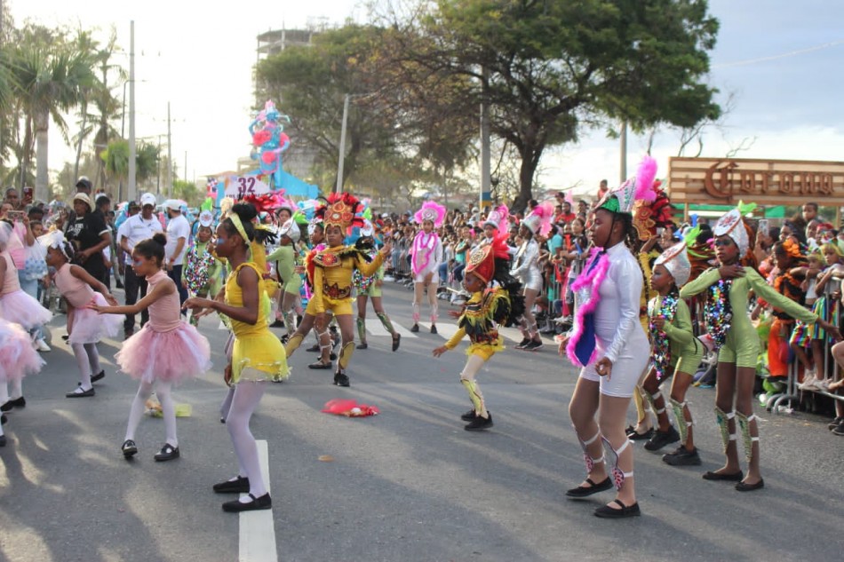 45 comparsas llenan de alegr&iacute;a y colorido el carnaval Santo Domingo Este
