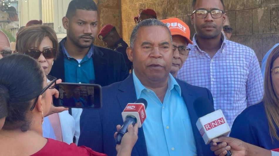 Ministro de Educaci&oacute;n empa&ntilde;a di&aacute;logo del presidente Abinader seg&uacute;n maestros