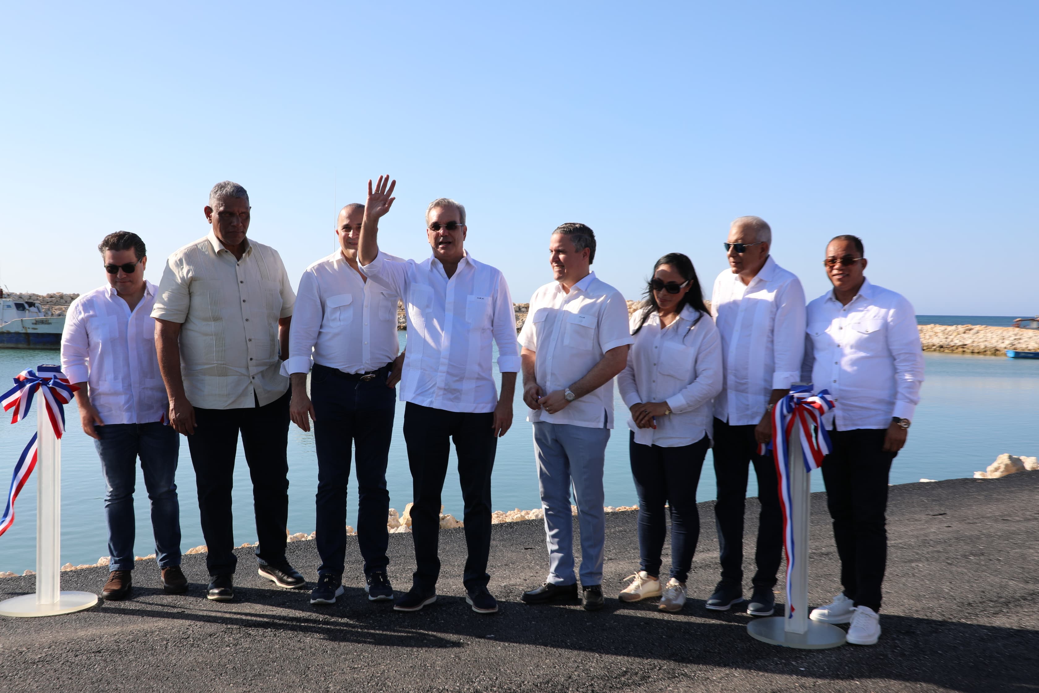 Abinader inaugura muelle tur&iacute;stico y pesquero en R&iacute;o San Juan y Cabrera