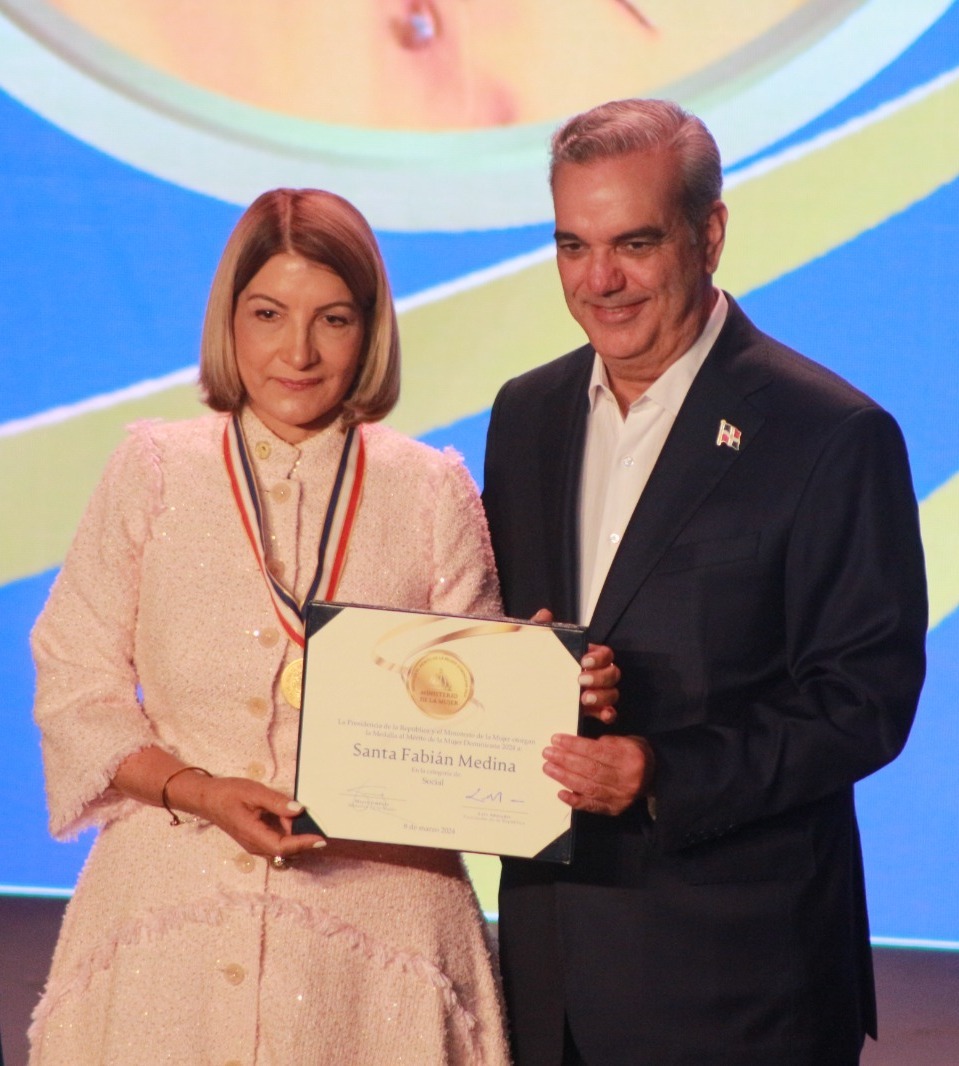 Cesarina Fabi&aacute;n recibe Medalla al M&eacute;rito por sus aportes econ&oacute;micos y sociales.