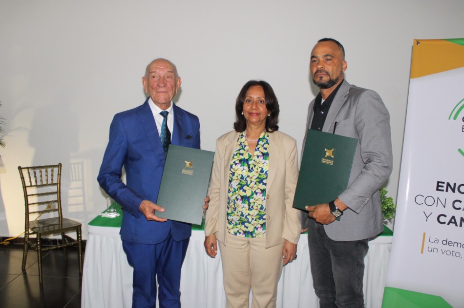 Candidatos a la senaduría por Azua presentan propuestas legislativas
