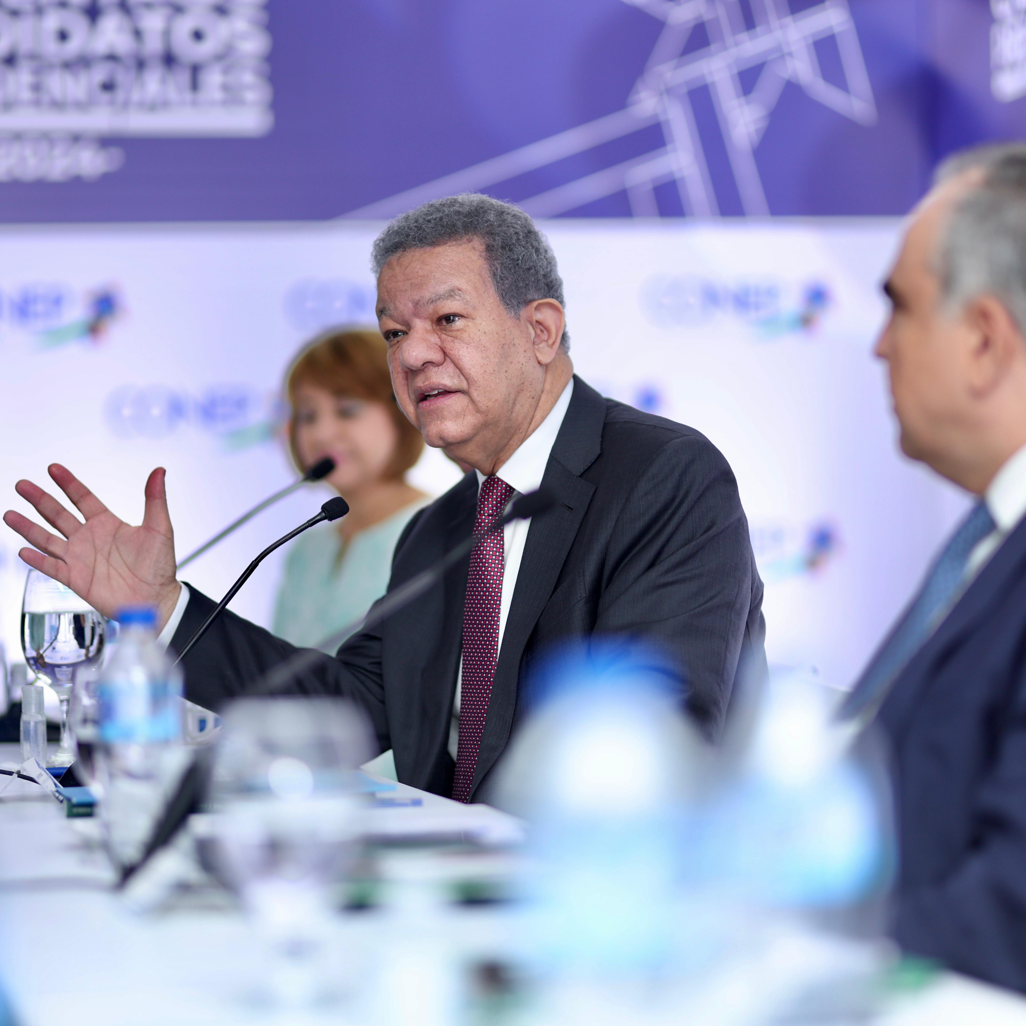 Leonel Fern&aacute;ndez le presenta su programa de gobierno al CONEP