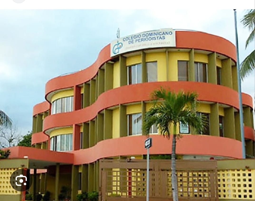 Tribunal ordena reintegraci&oacute;n de Escuela Tur&iacute;stica del Caribe en edificio Colegio Dominicano de Periodistas