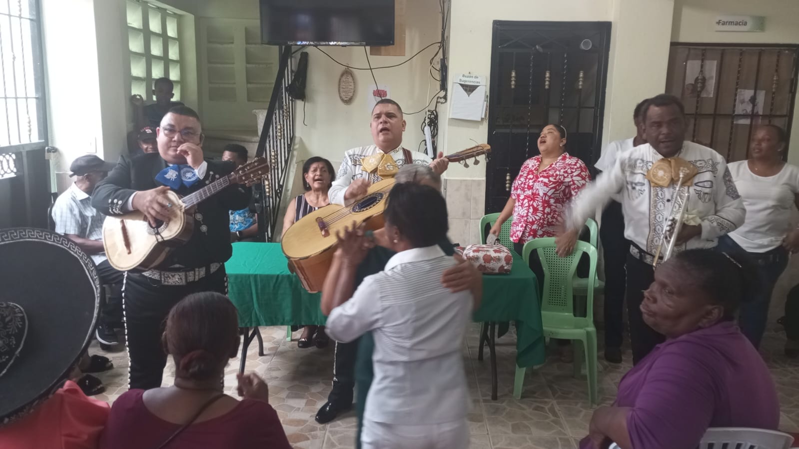 Decenas de adultas mayores celebran D&iacute;a de las Madres