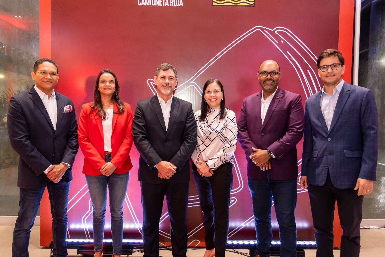 Santo Domingo Motors presenta tercera temporada del podcast "La Camioneta Roja