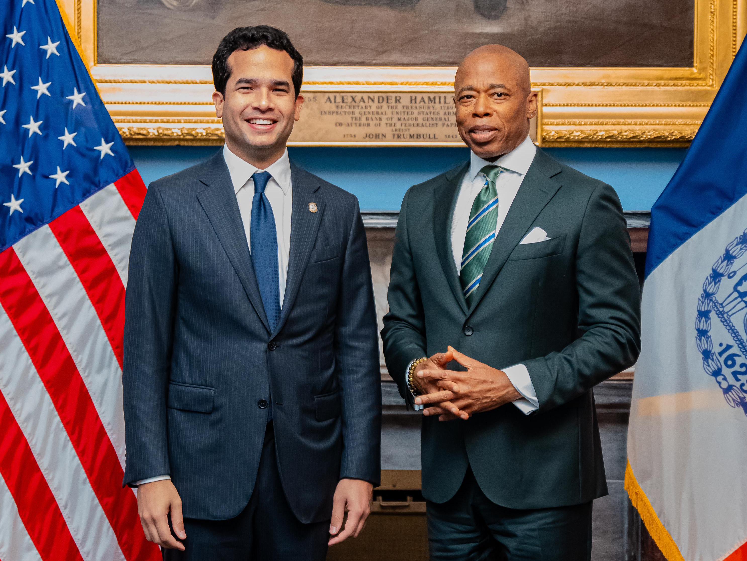 Omar Fern&aacute;ndez y Alcalde Eric Adams discuten iniciativas para mejorar condici&oacute;n de dominicanos en Nueva York