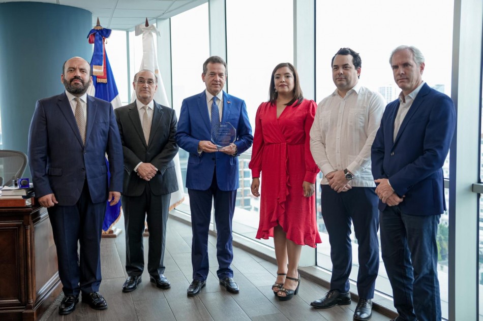 ONEC reconoce al ministro Ito Bison&oacute; por su apoyo al sector comercial interno del pa&iacute;s  